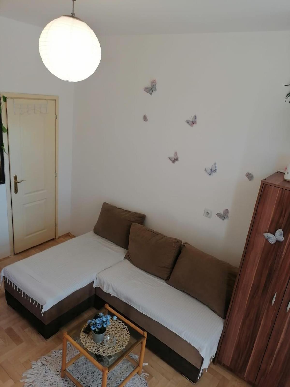 Small Low Cost Studio Belgrado Buitenkant foto