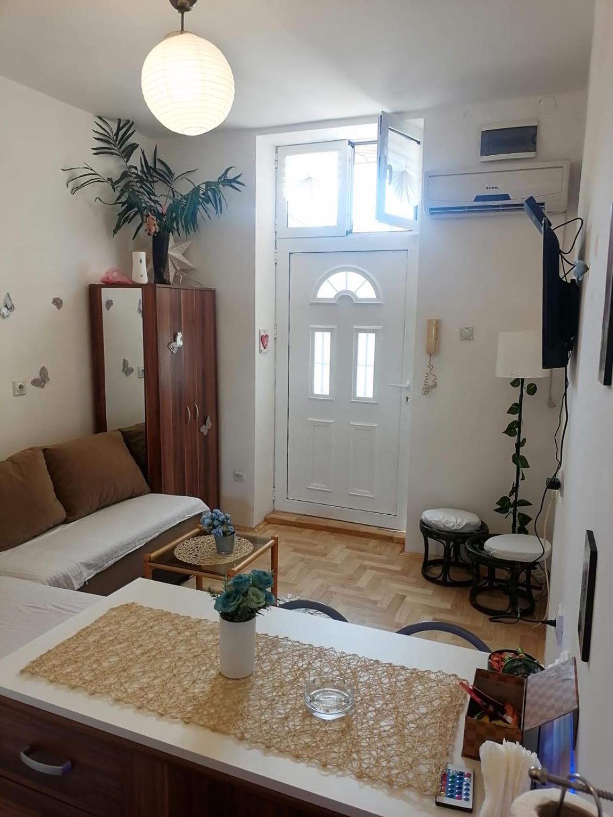 Small Low Cost Studio Belgrado Buitenkant foto