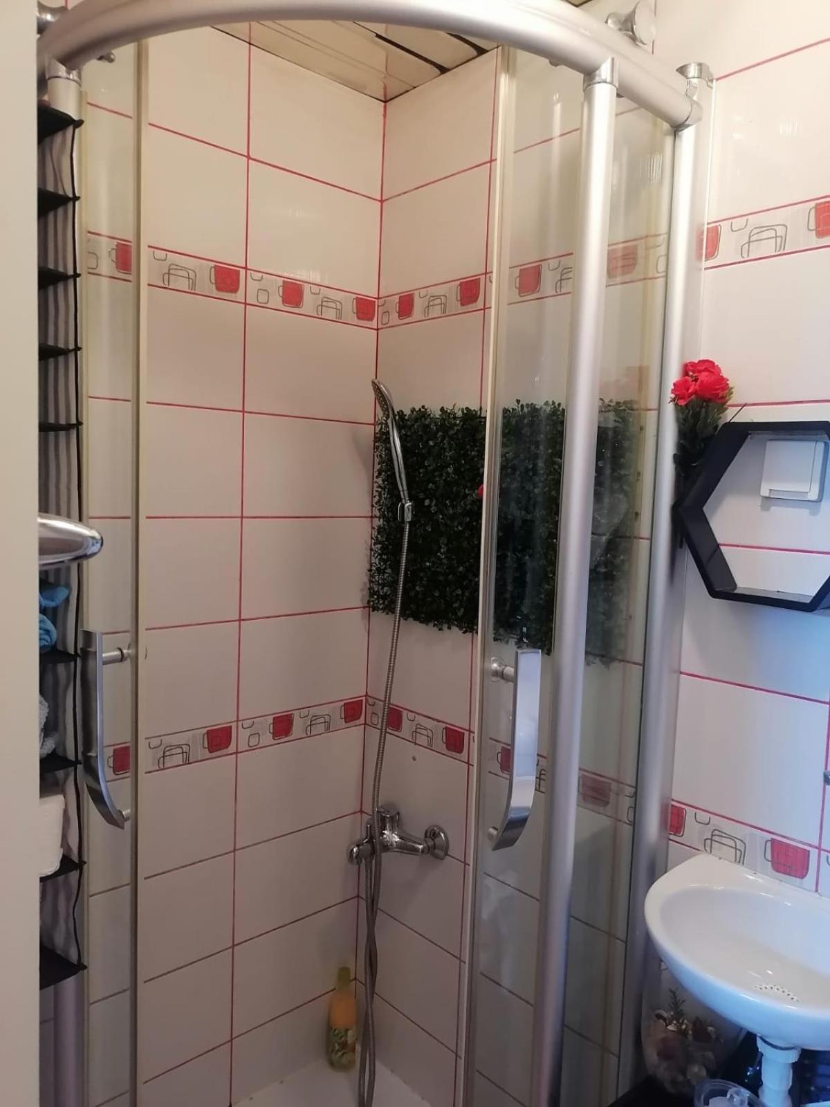 Small Low Cost Studio Belgrado Buitenkant foto