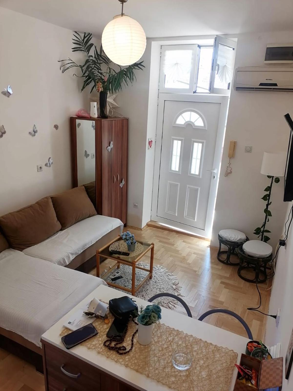 Small Low Cost Studio Belgrado Buitenkant foto